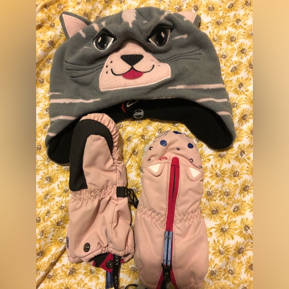 Kitty cat hat and mittens - Picture 1 of 5